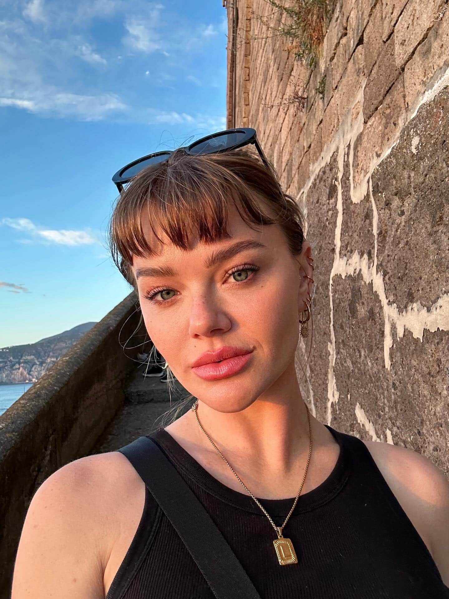 Clodelle embrase la scène en maillot délicat