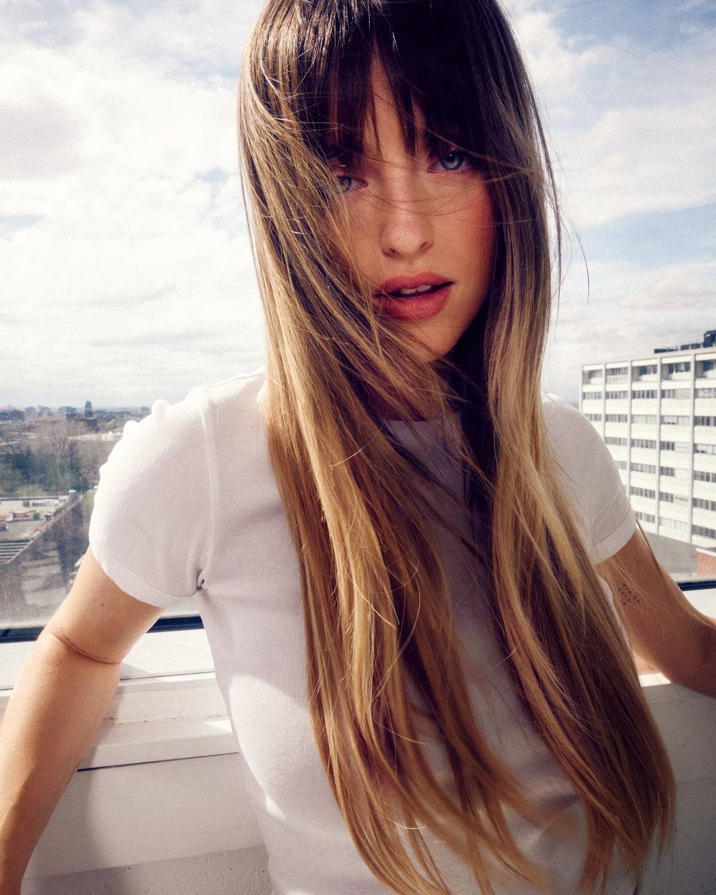 Elle craque pour le minishort en dentelle 