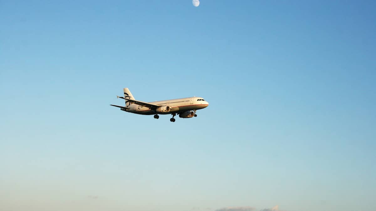 Un enfant de 8 ans meurt dans un avion après avoir été malade