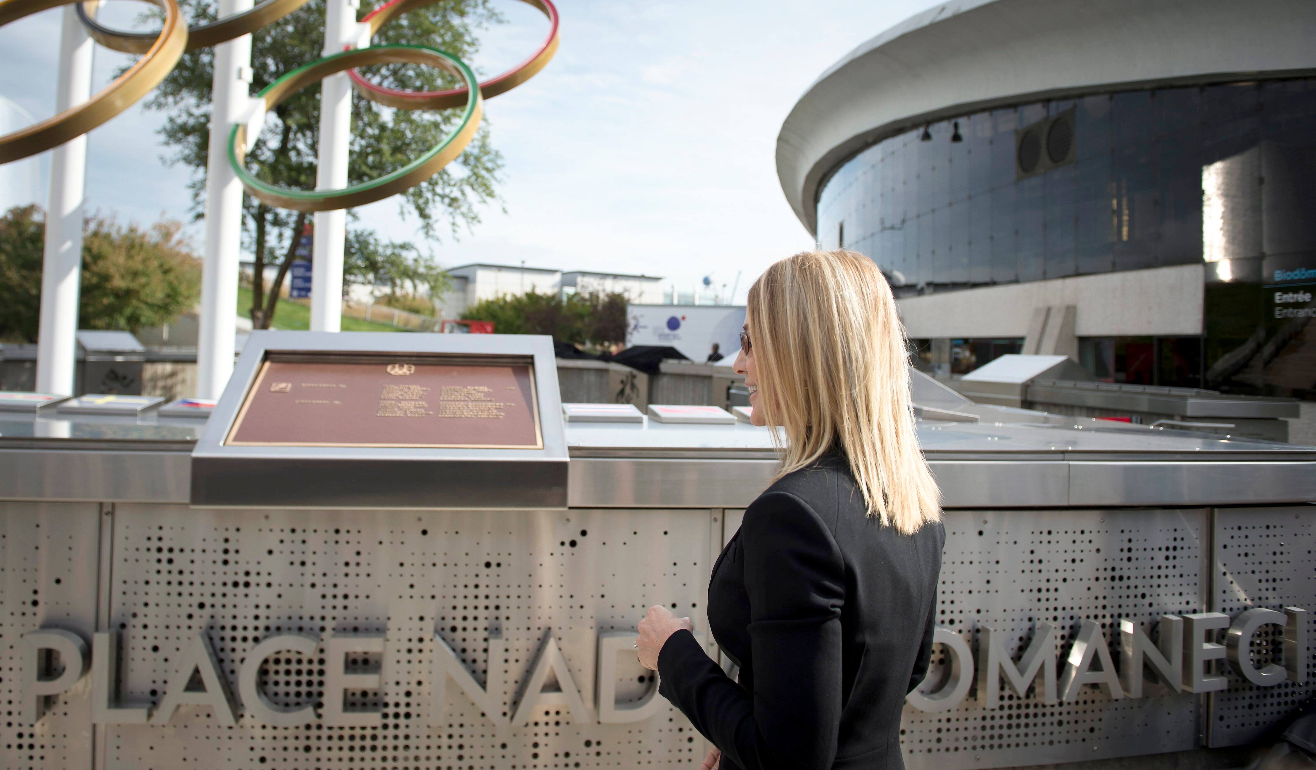 La Place des Vainqueurs, situada no Parque Olímpico de Montreal, foi renomeada como «Place Nadia Comaneci» em outubro de 2017. La Roumaine e data de 4 de outubro de 2017, aberta em paralelo com a porta-parole dos Championnats du monde de gymnastique em Montreal.
