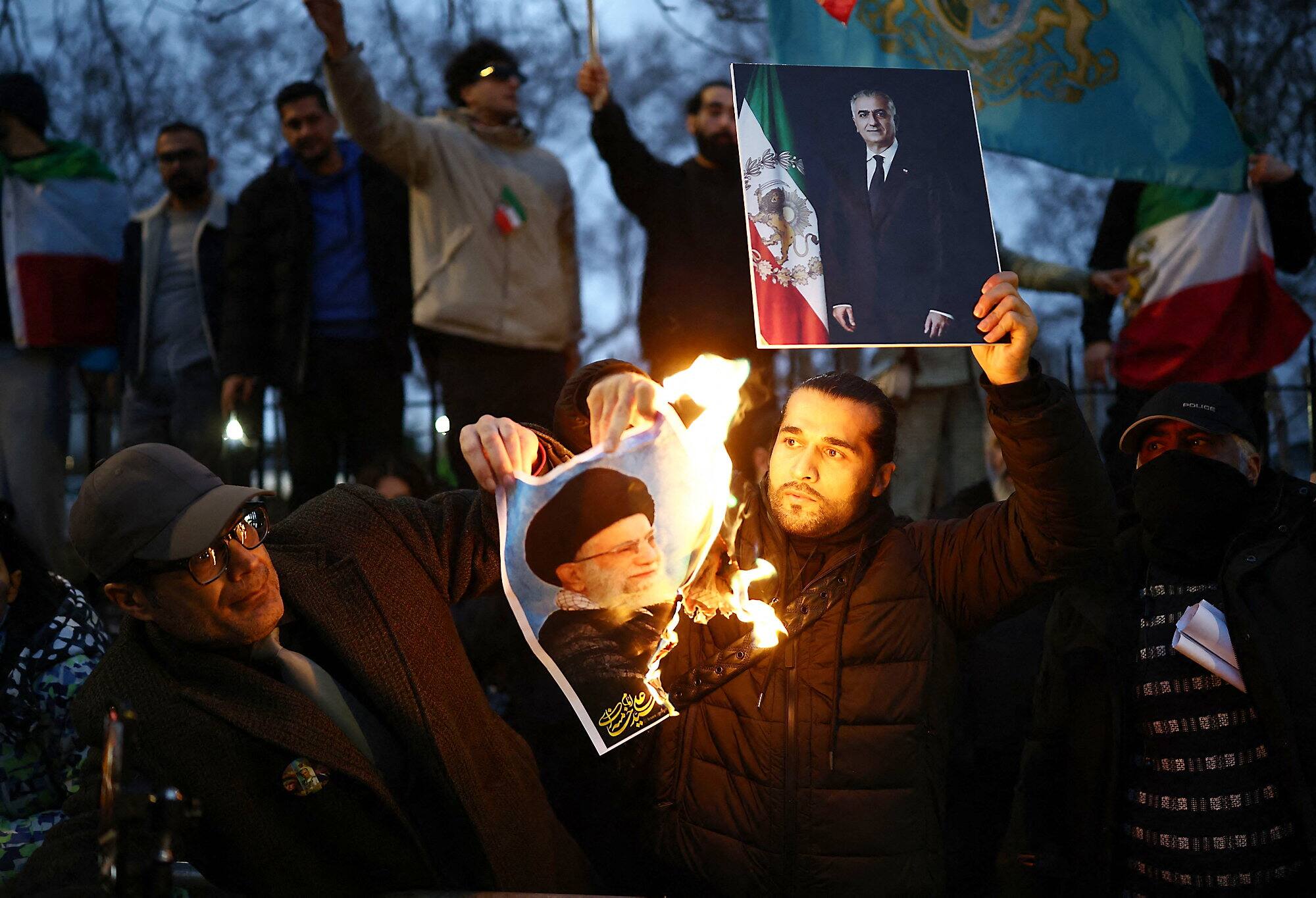 Manifestantes em Londres queimam uma foto do Aiatolá enquanto carregavam uma foto do Príncipe Reza Pahlavi
