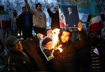 Manifestantes em Londres queimam uma foto do Aiatolá enquanto carregavam uma foto do Príncipe Reza Pahlavi