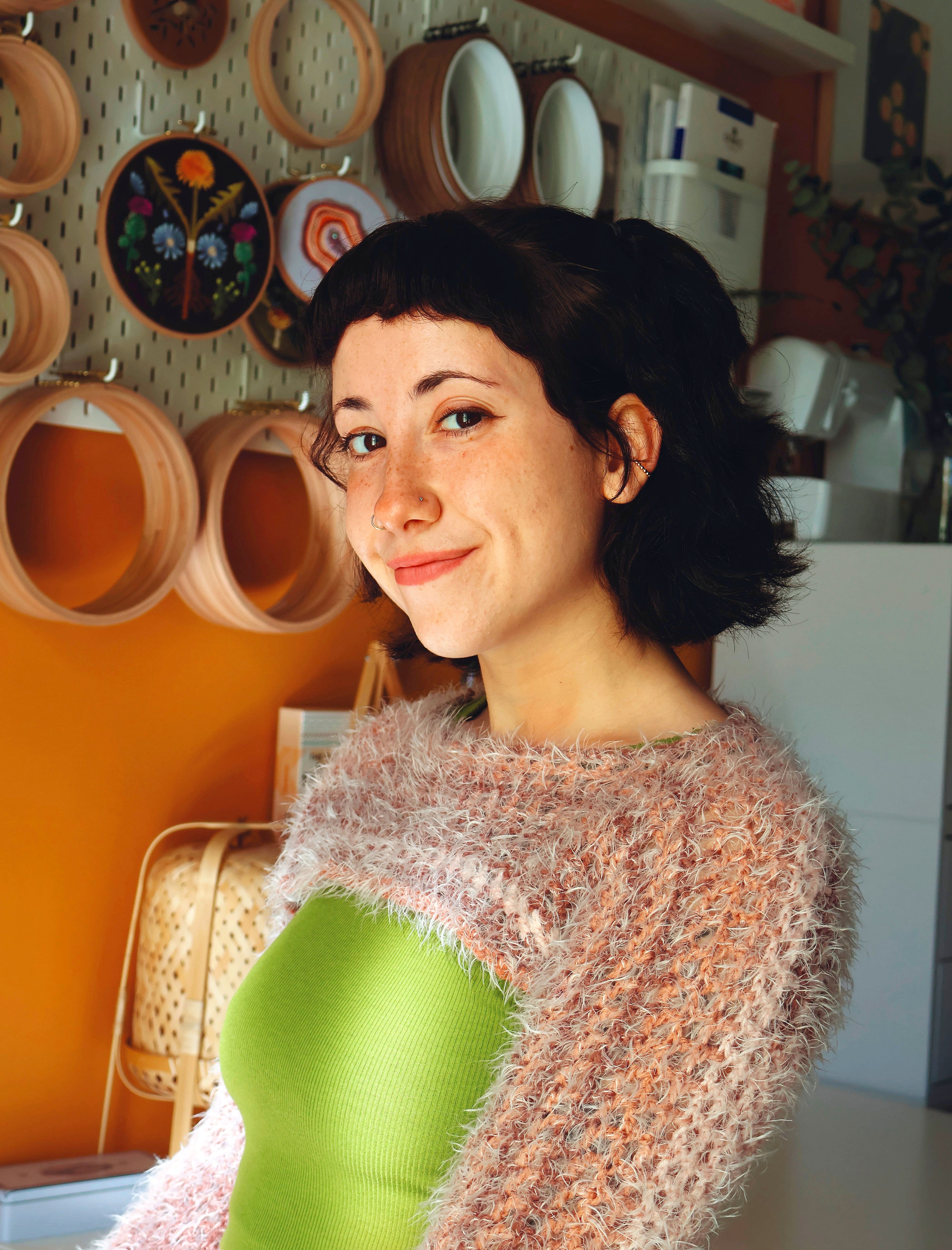 «Ma broderie nature»: elle vit de la broderie à 28 ans et veut inspirer les jeunes à travailler avec leurs mains