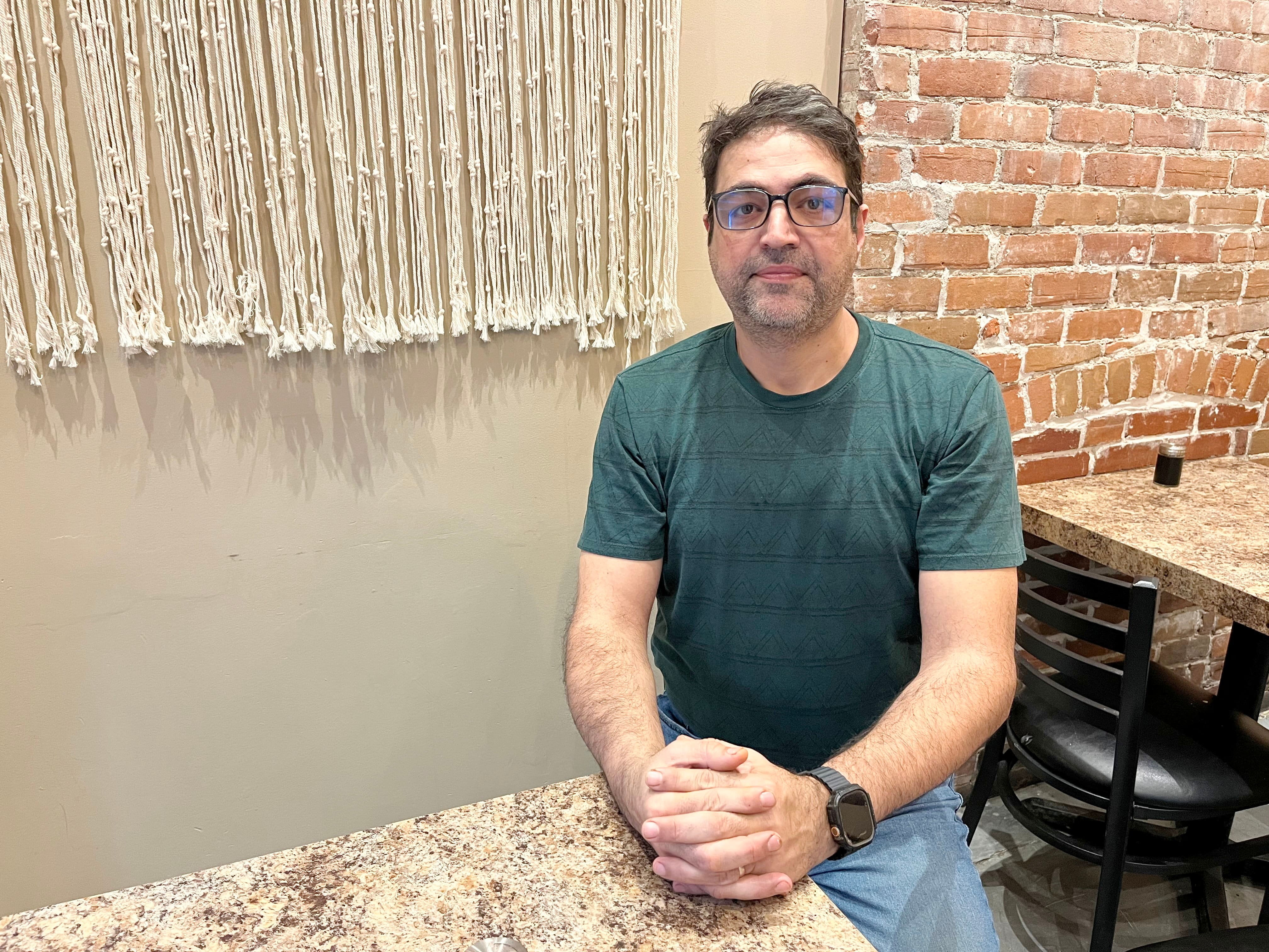 Mohsen Imankhani, propietario del restaurante Shamdooni, especializado en cocina iraní. El empresario escucha regularmente a sus clientes hablar de los enfrentamientos que tienen lugar en su país, mientras que varios miembros de la comunidad iraní en Montreal no tienen noticias de sus seres queridos.