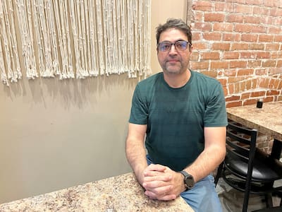 Mohsen Imankhani, propietario del restaurante Shamdooni, especializado en cocina iraní. El empresario escucha regularmente a sus clientes hablar de los enfrentamientos que tienen lugar en su país, mientras que varios miembros de la comunidad iraní en Montreal no tienen noticias de sus seres queridos.