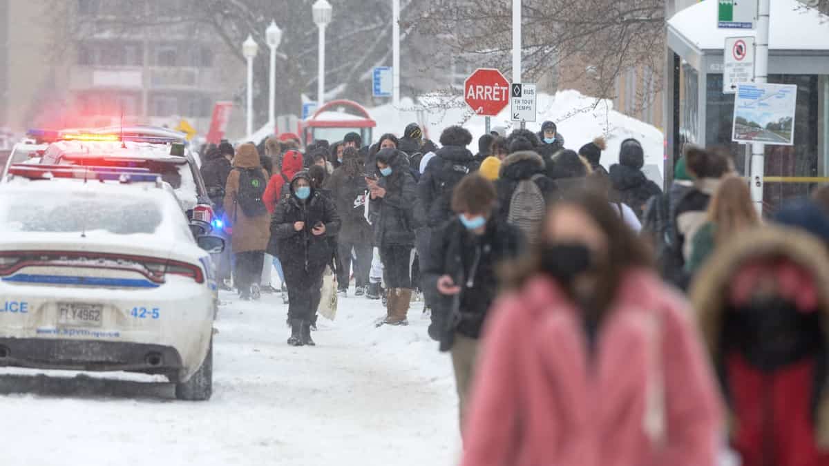 EN IMAGES | Le Cégep Marie-Victorin évacué