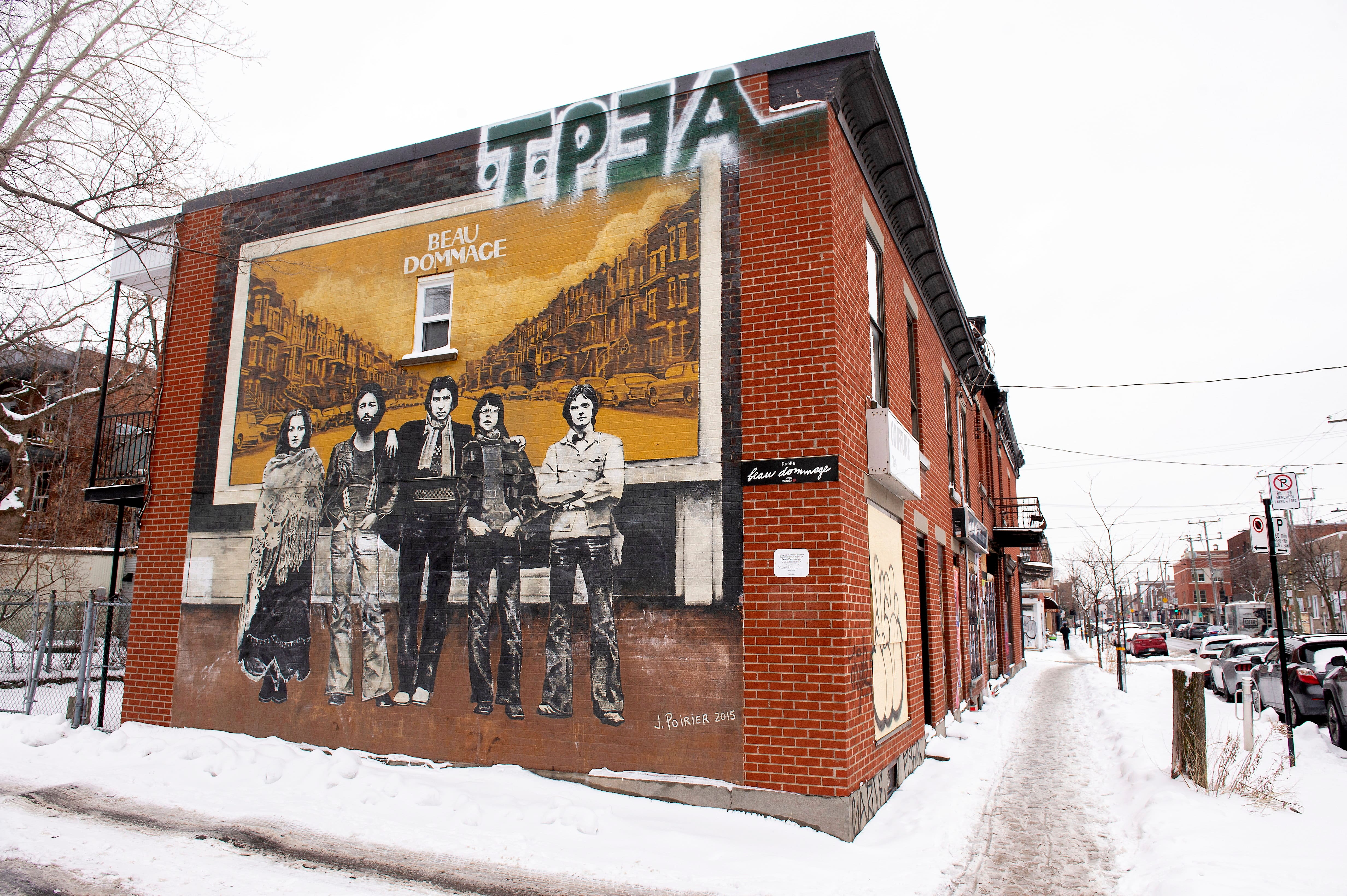 La murale de Beau Dommage qui avait &eacute;t&eacute; vandalis&eacute;e a &eacute;t&eacute; en partie nettoy&eacute;e