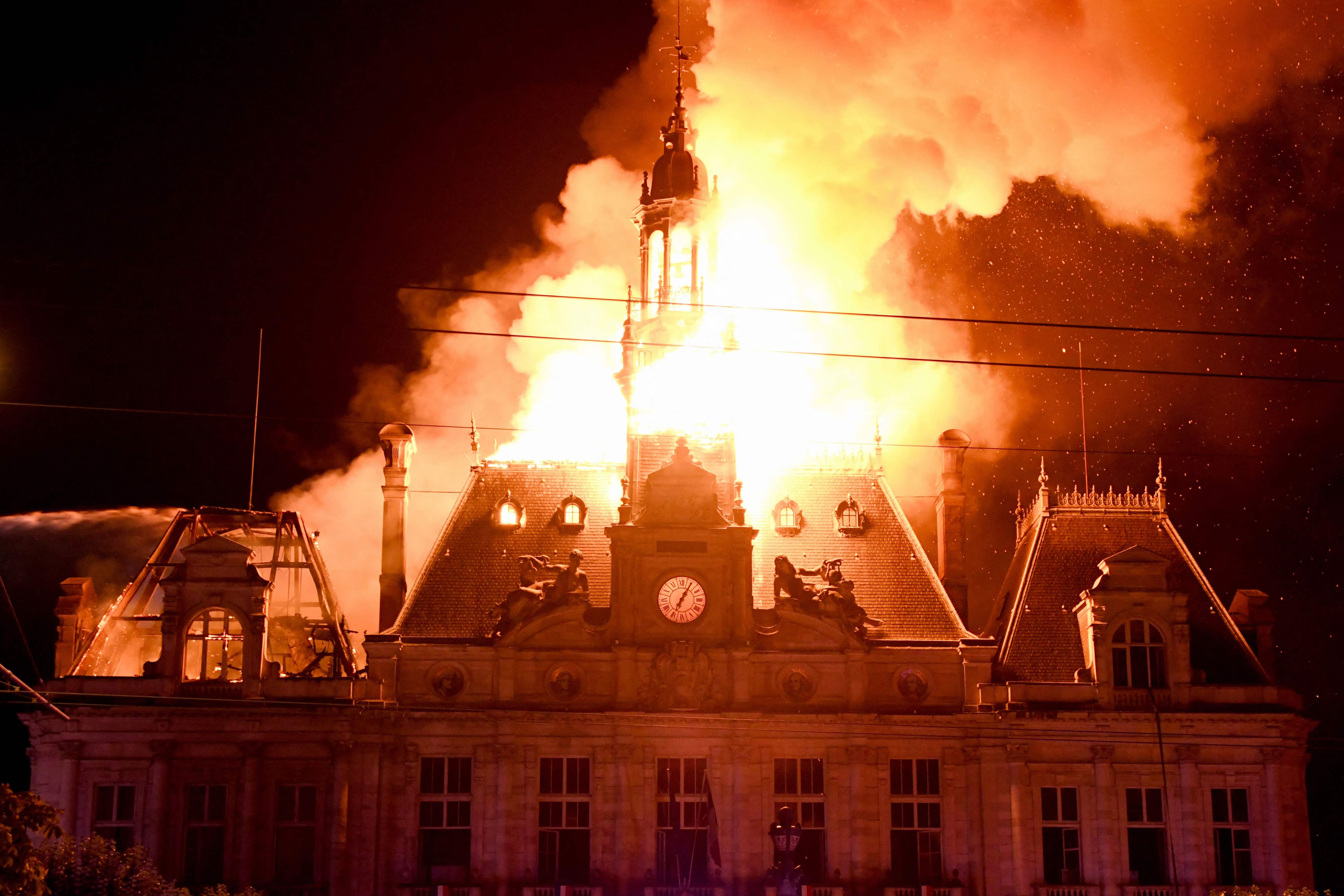 Des manifestants cagoulés mettent le feu à l'hôtel de ville de Limoges lors d'affrontements