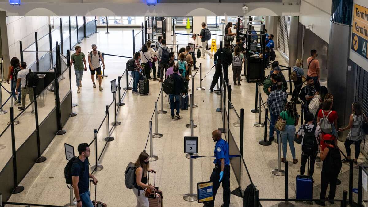 Paralysie budgétaire: contrôles de sécurité interminables et retards de vol dans certains aéroports américains
