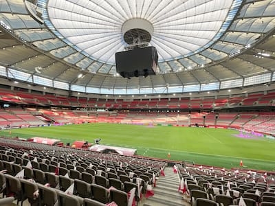 Os guardanapos das cores do Catar foram depositados nos cercos da BC Place de Vancouver, mercredi, à vela de afrontamento contra o Canadá.