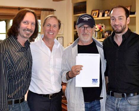 André Rouleau Ken Scott en compagnie de Steven Spielberg, André Rouleau et Scott Mednick.
