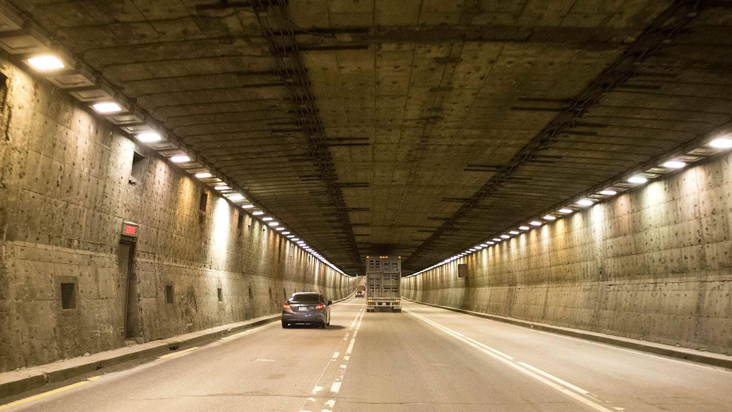 Voiture en feu, le tunnel Louis-Hippolyte-Lafontaine ferm&eacute;