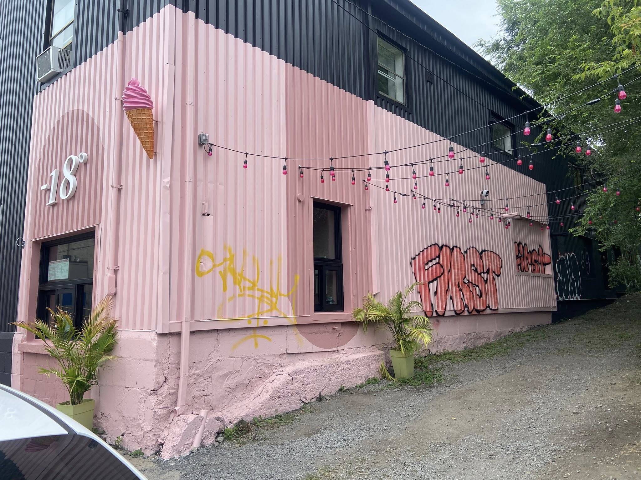 Cette crèmerie rose est vandalisée