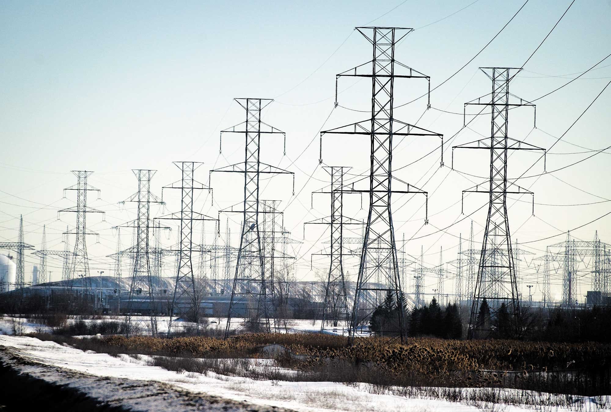 Plus de 20 000 foyers sont privés d’électricité, lundi matin, en raison du cocktail météo qui déferle sur le Québec.