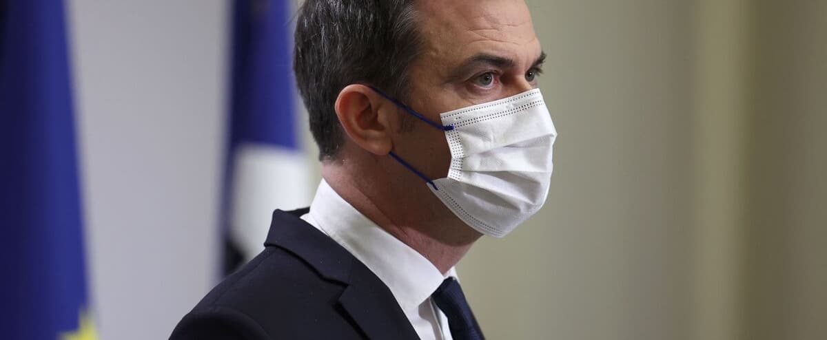 COVID-19 en France: pas de confinement, mais un durcissement des mesures face à la 5e vague