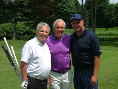 Os antigos entraineneurs do LNH Michel Bergeron e Michel Therrien acompanharam o ex-árbitro Denis Morel (no centro).