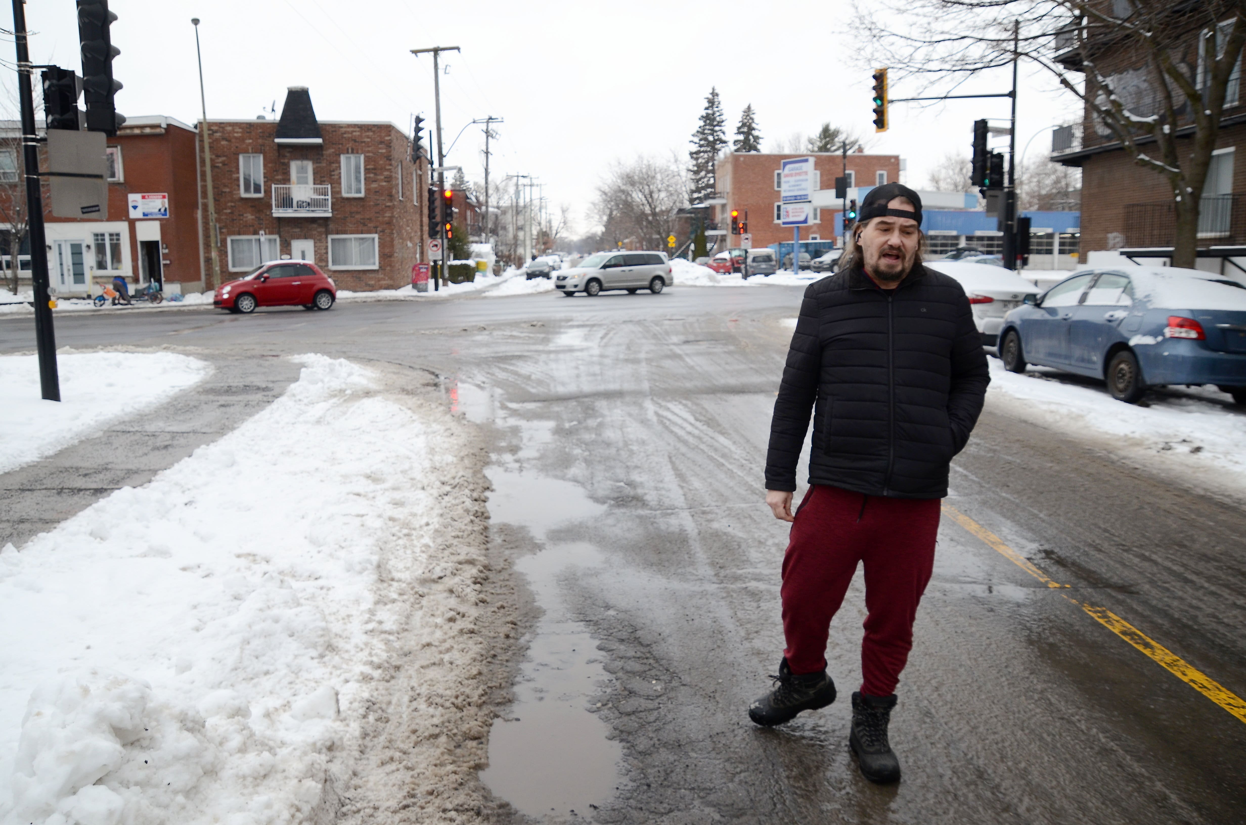 Même si son fils est dans un piètre état après avoir été happé par un autobus de la STM, un Montréalais salue les réflexes de la chauffeuse.