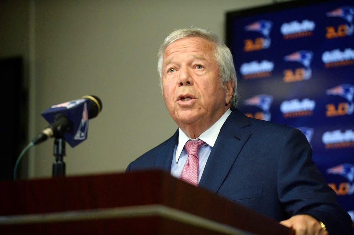 Robert Kraft, proprietário da equipe da NFL dos Patriots da Nova Inglaterra, aurait embauchou o advogado de Epstein depois de ter sido envolvido em um escândalo de prostituição.