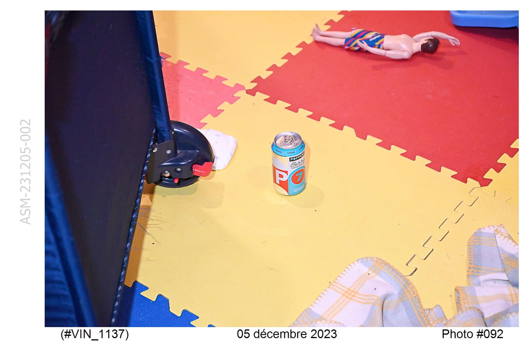 La Sûreté du Québec fotografió una lata de alcohol en el suelo de la guardería, el día después de la hospitalización del niño de 18 meses. Según un policía, Tomy Carranza Ladry desprendía olor a alcohol al llegar, durante la siesta de los niños.