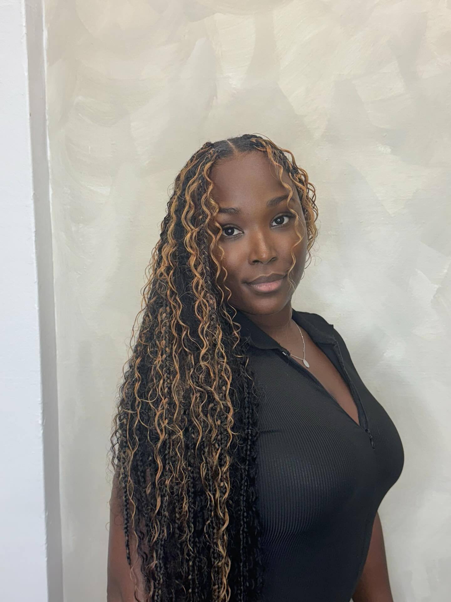 Sexy sur scène dans une tenue de designer d'ici