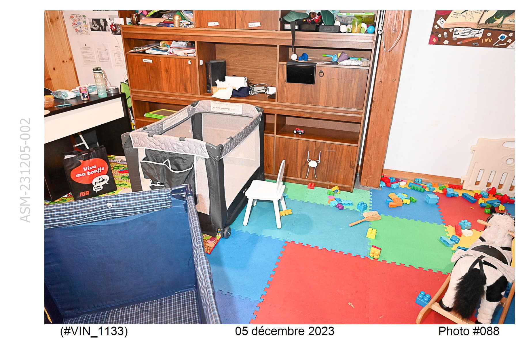 Según los informes, el dueño de la guardería vio al niño de 18 meses tirado frente al estante, cerca de la silla blanca, boca abajo en el suelo.