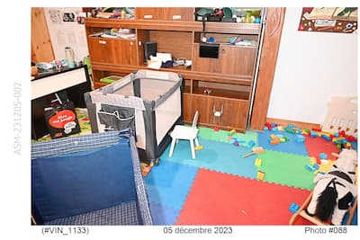 Según los informes, el dueño de la guardería vio al niño de 18 meses tirado frente al estante, cerca de la silla blanca, boca abajo en el suelo.