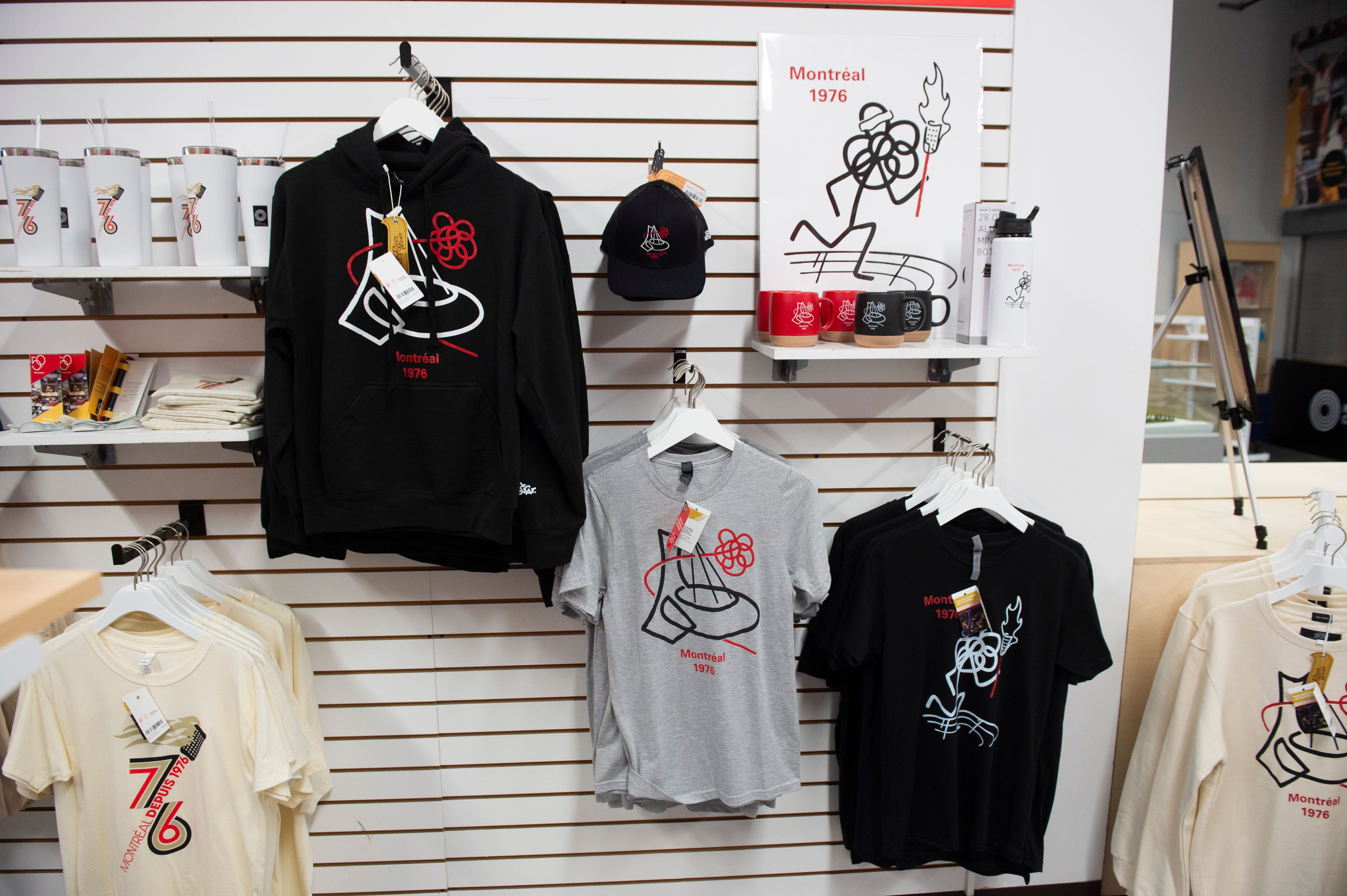 Au cœur de l’Espace 50e, une boutique-souvenirs avec différents items est notamment installée depuis le 22 juin.