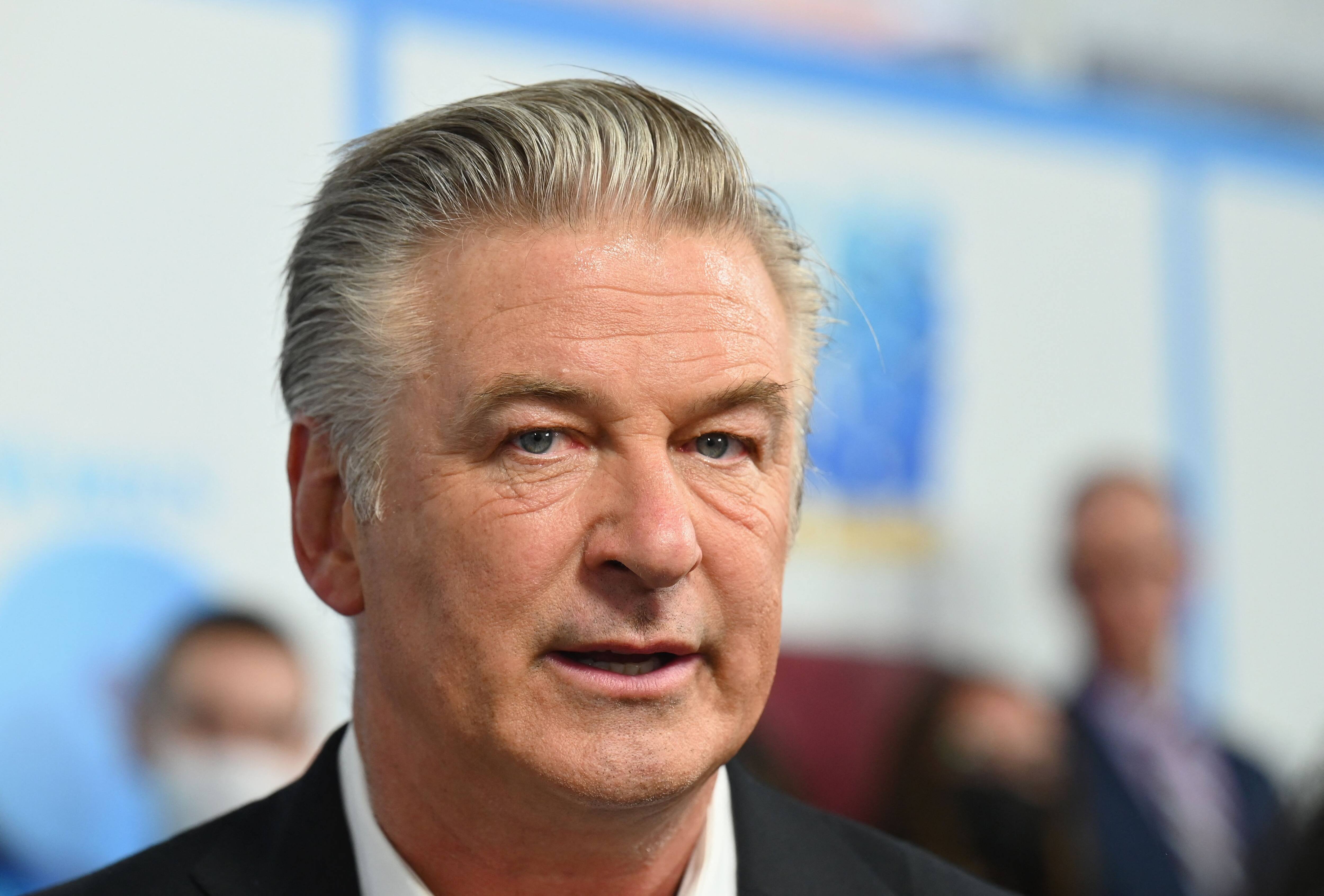 Alec Baldwin voudrait des policiers sur les tournages pour superviser les armes