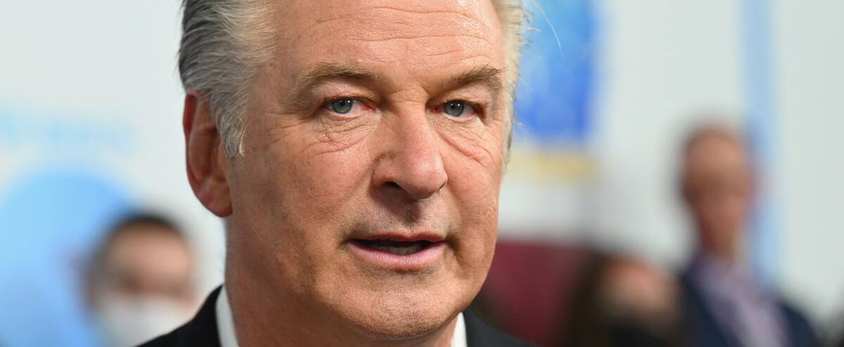 Alec Baldwin voudrait des policiers sur les tournages pour superviser les armes