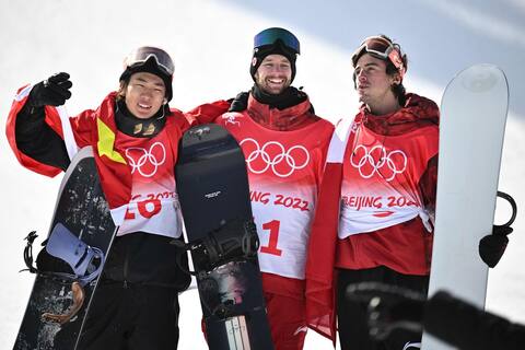 Maxence Parrot s’est emparé de la médaille d’or en slopestyle au cours de la nuit. Il est accompagné sur le podium par Su Yiming et son compatriote Mark McMorris.