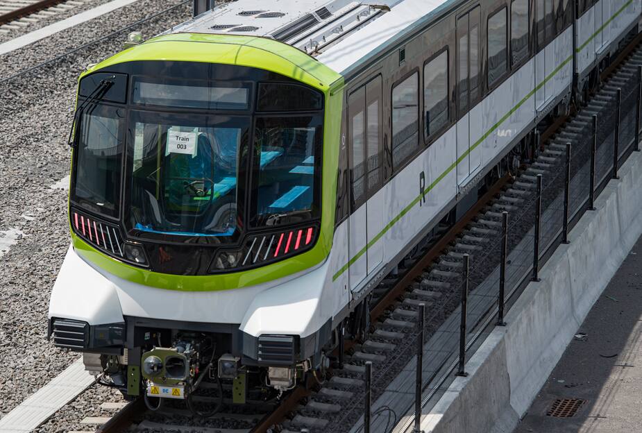 Un train du Réseau express métropolitain (REM) se promène entre les stations Du Quartier et Panama, à Brossard, le lundi 7 juin 2021.
JOEL LEMAY/AGENCE QMI
