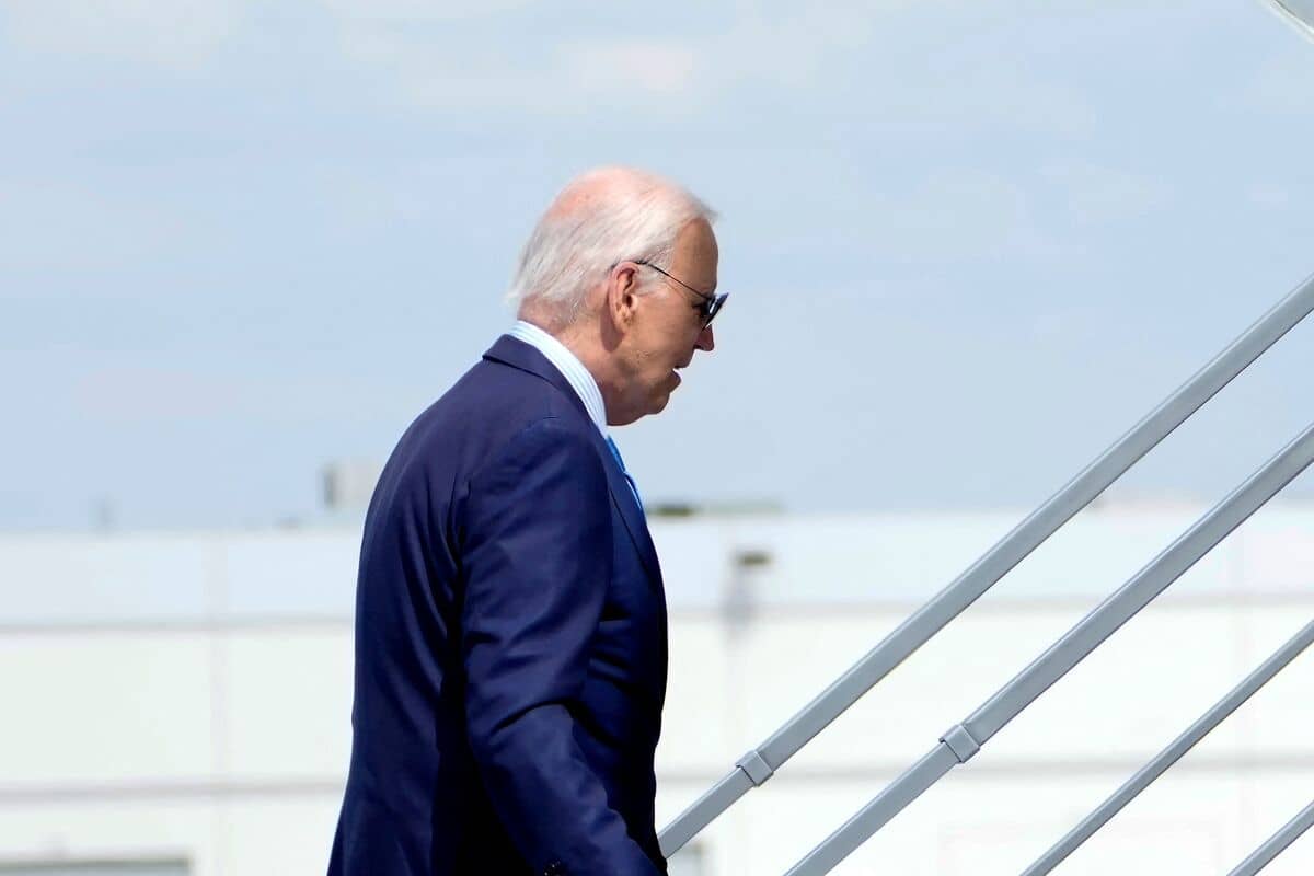 Biden toujours sous pression apr&egrave;s de nouveaux appels &agrave; jeter l&rsquo;&eacute;ponge