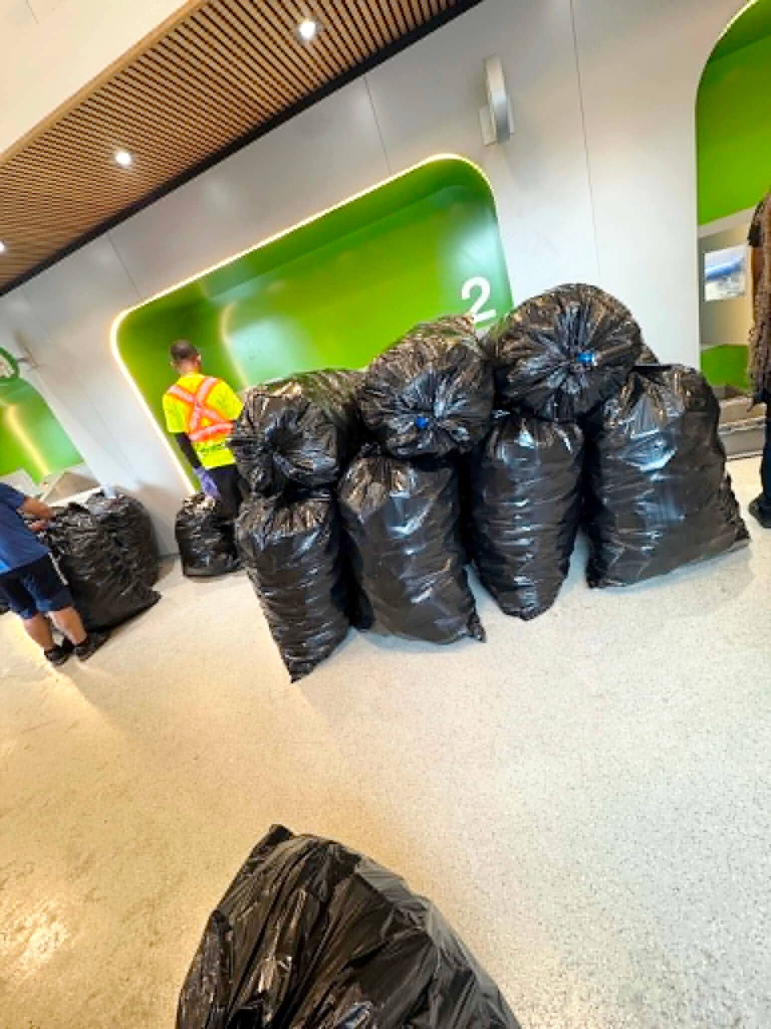 [PHOTOS] «Il faut attendre en file dehors pendant une heure»: c’est le ...