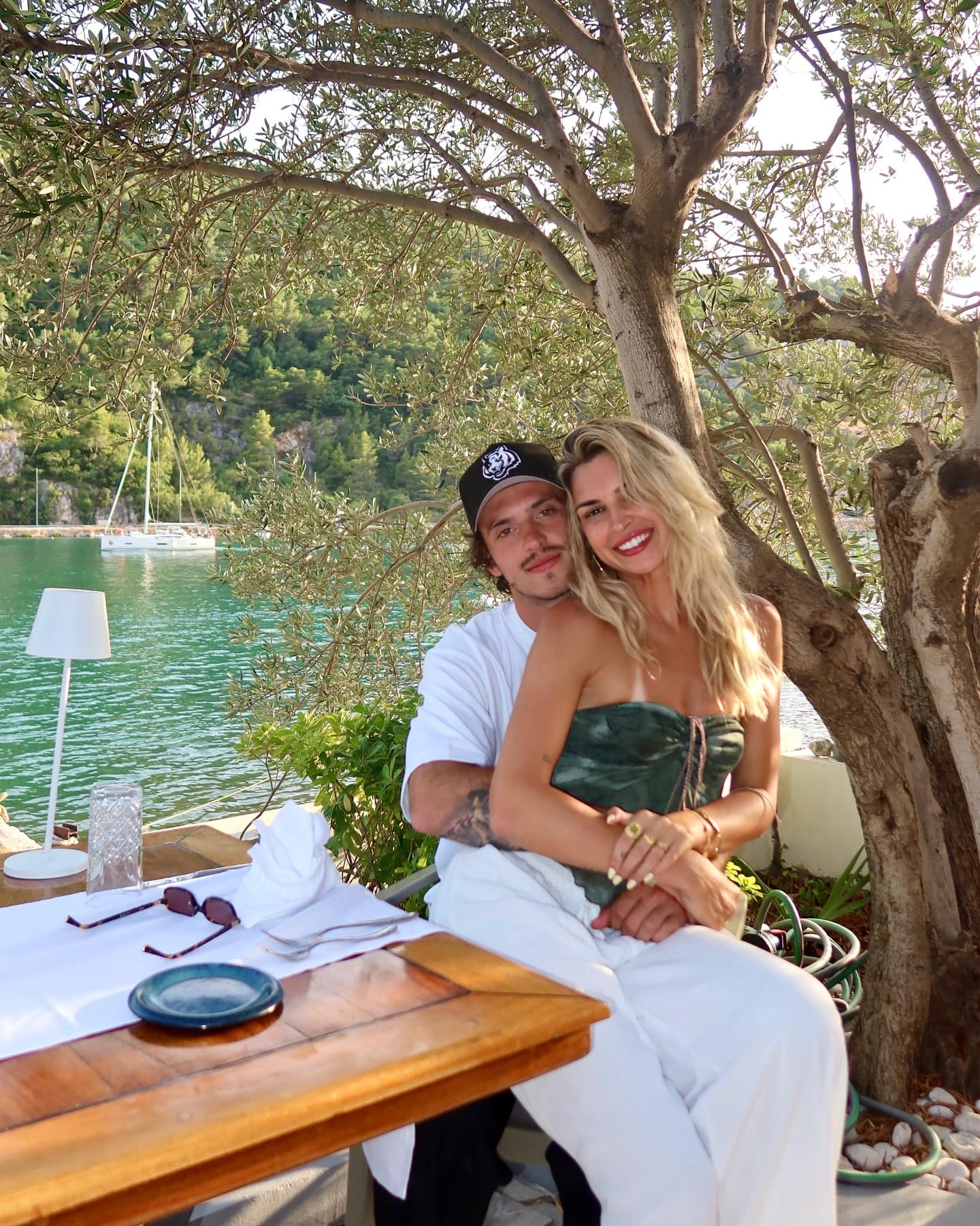 En couple, elle crie son amour sur tous les toits