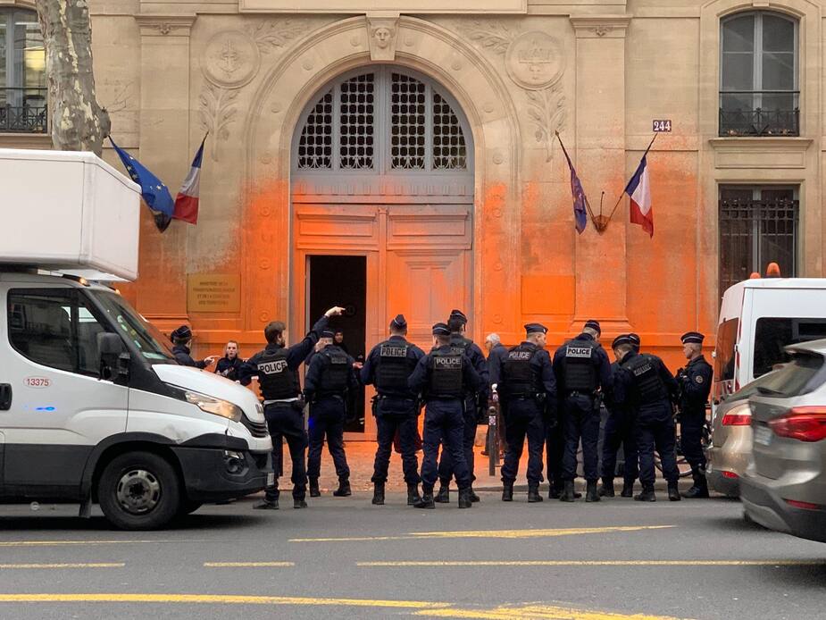 La façade du ministère de la Transition écologique a été aspergée de peinture orange par des militants du collectif Dernière rénovation, le vendredi 6 janvier.