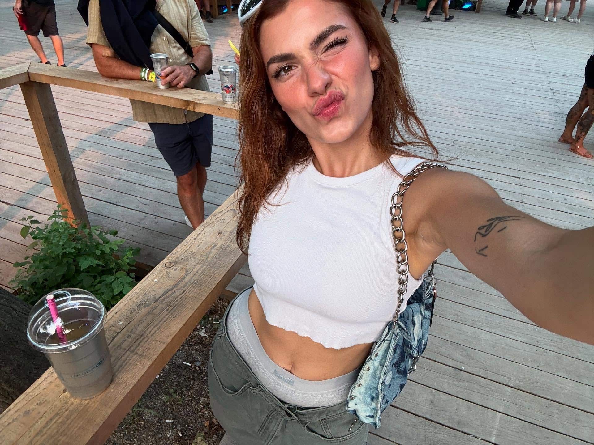 Elle joue les sirènes dans un torride bikini prune