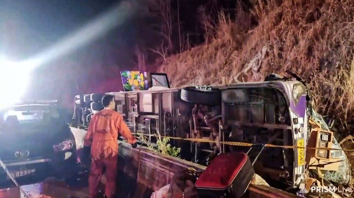 タイでのバス事故：18死者