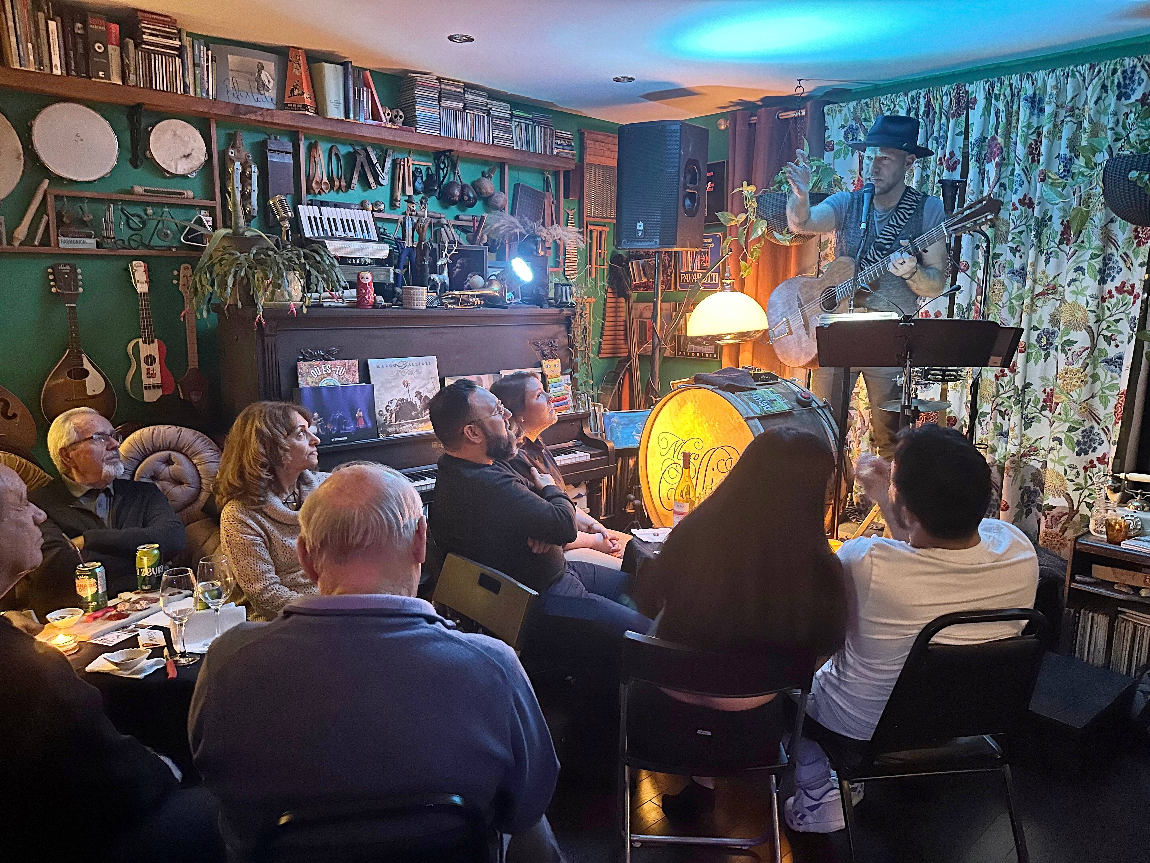 [VID&Eacute;O] Pour survivre &eacute;conomiquement, Marco Calliari donne des concerts... dans son propre salon