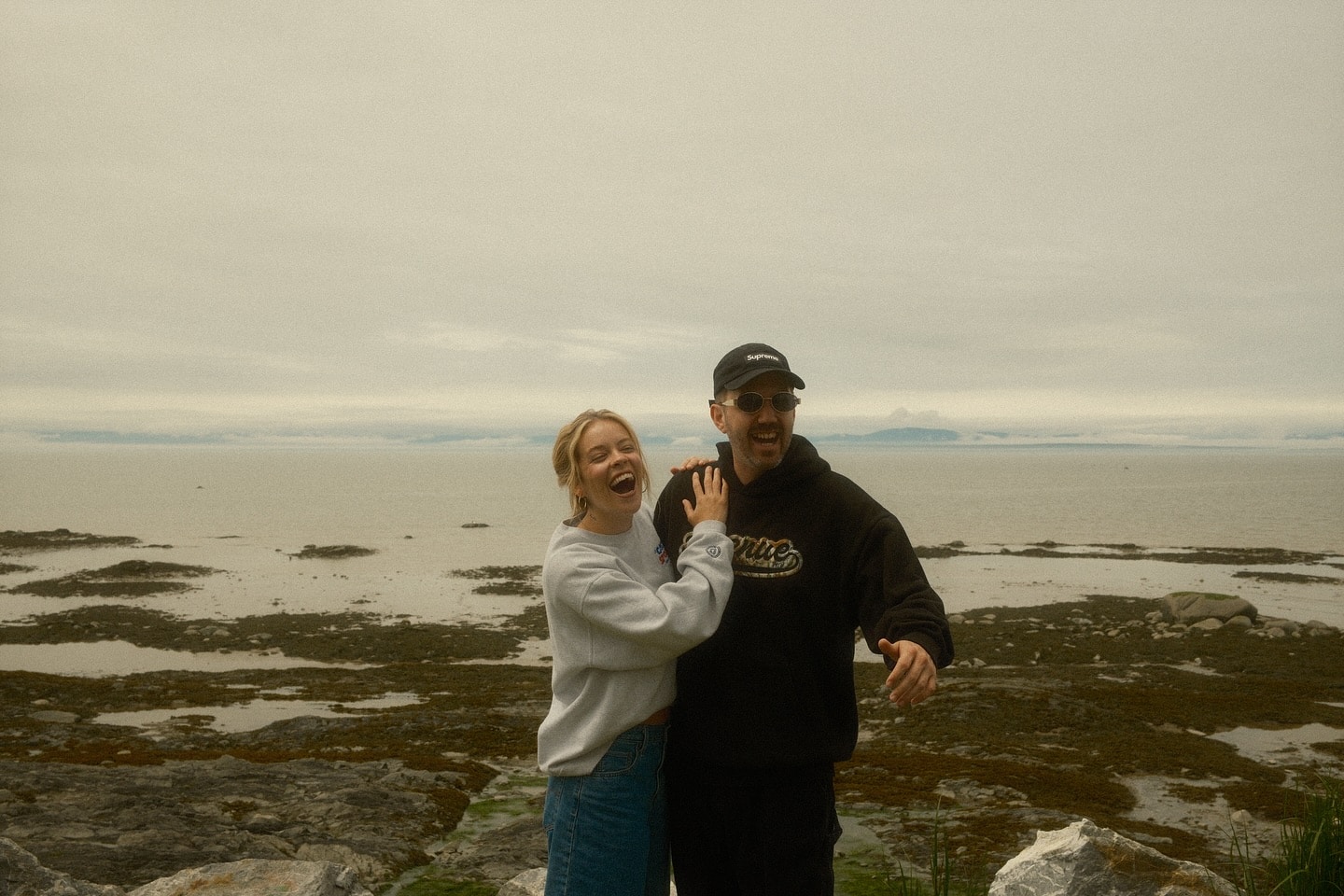 Son chum connu et elle sont arrêtés par la police