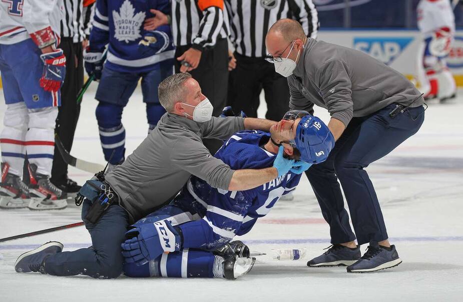 Image principale de l'article John Tavares quitte la patinoire sur une civière