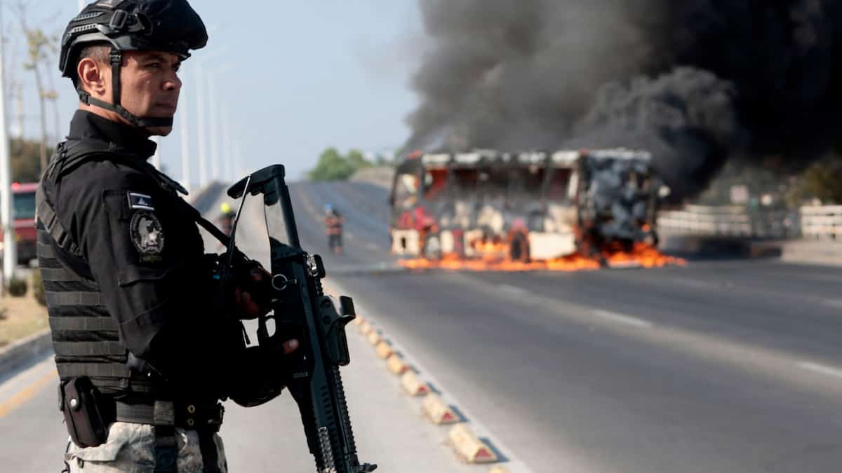 Explosions, barrages routiers et véhicules incendiés: un cartel sème la terreur au Mexique après la mort de son chef