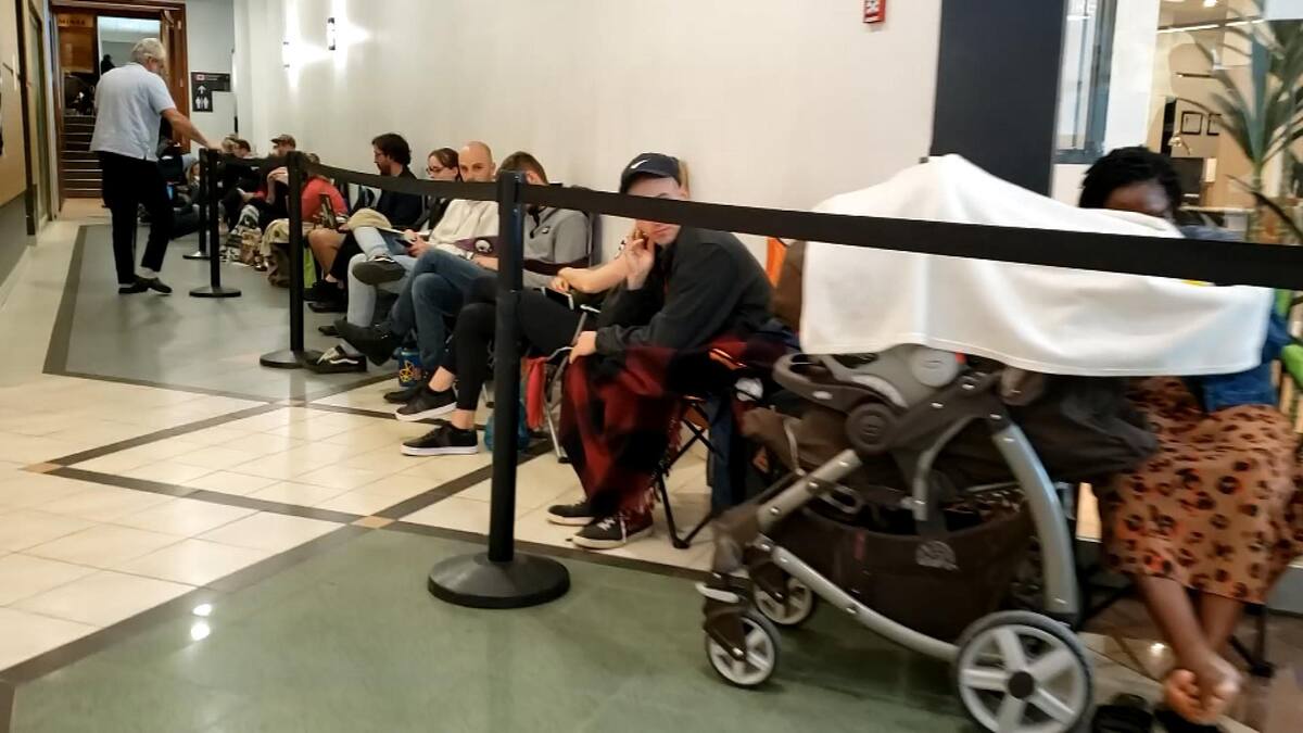 De la col&egrave;re au d&eacute;sespoir, les citoyens font toujours la file pour un passeport