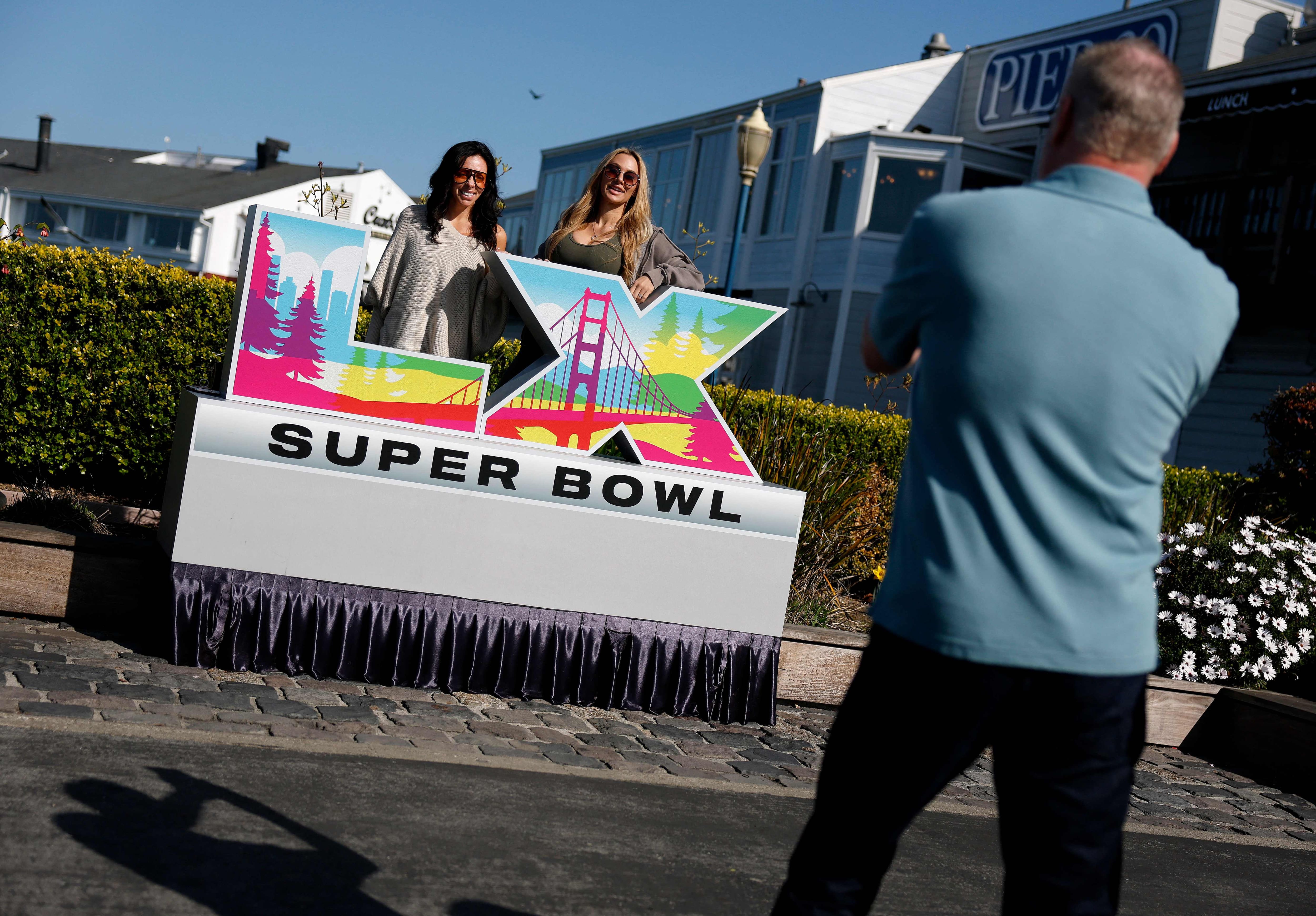Plusieurs fizeram a pose com o logotipo do Super Bowl LX.