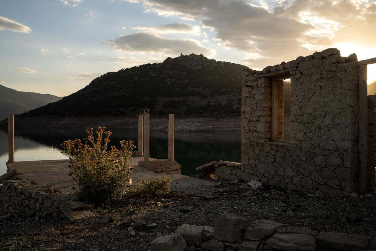 [PHOTOS]  La sequía en Grecia hace que reaparezca una aldea hundida