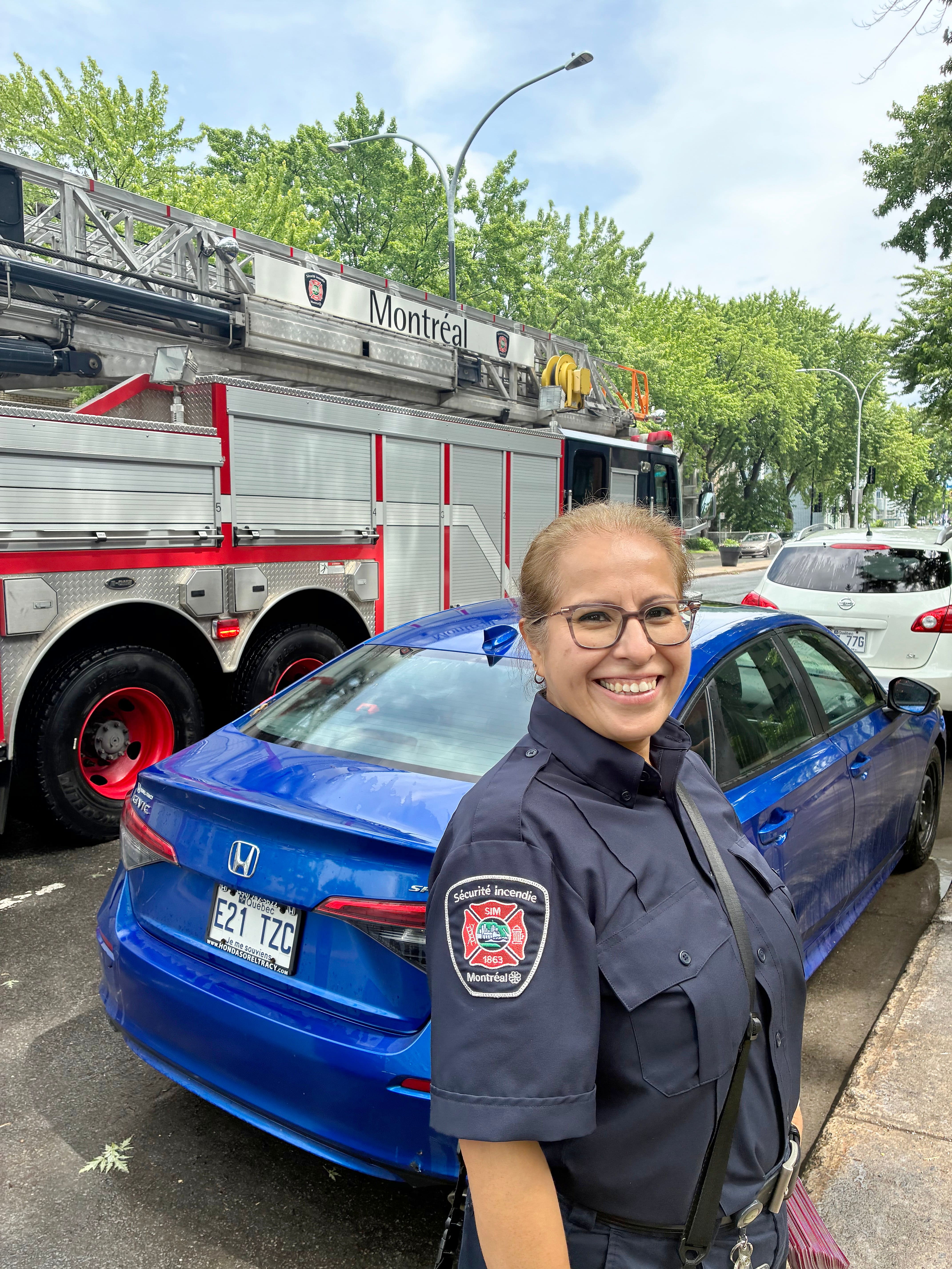Paola Cruz, agente pour le Service de Sécurité incendie de Montréal (SIM). Ses collègues et elle visitent plusieurs logements de Montréal-Nord afin de faire de la prévention au lendemain d'un grave incendie qui a fait deux jeunes blessés.