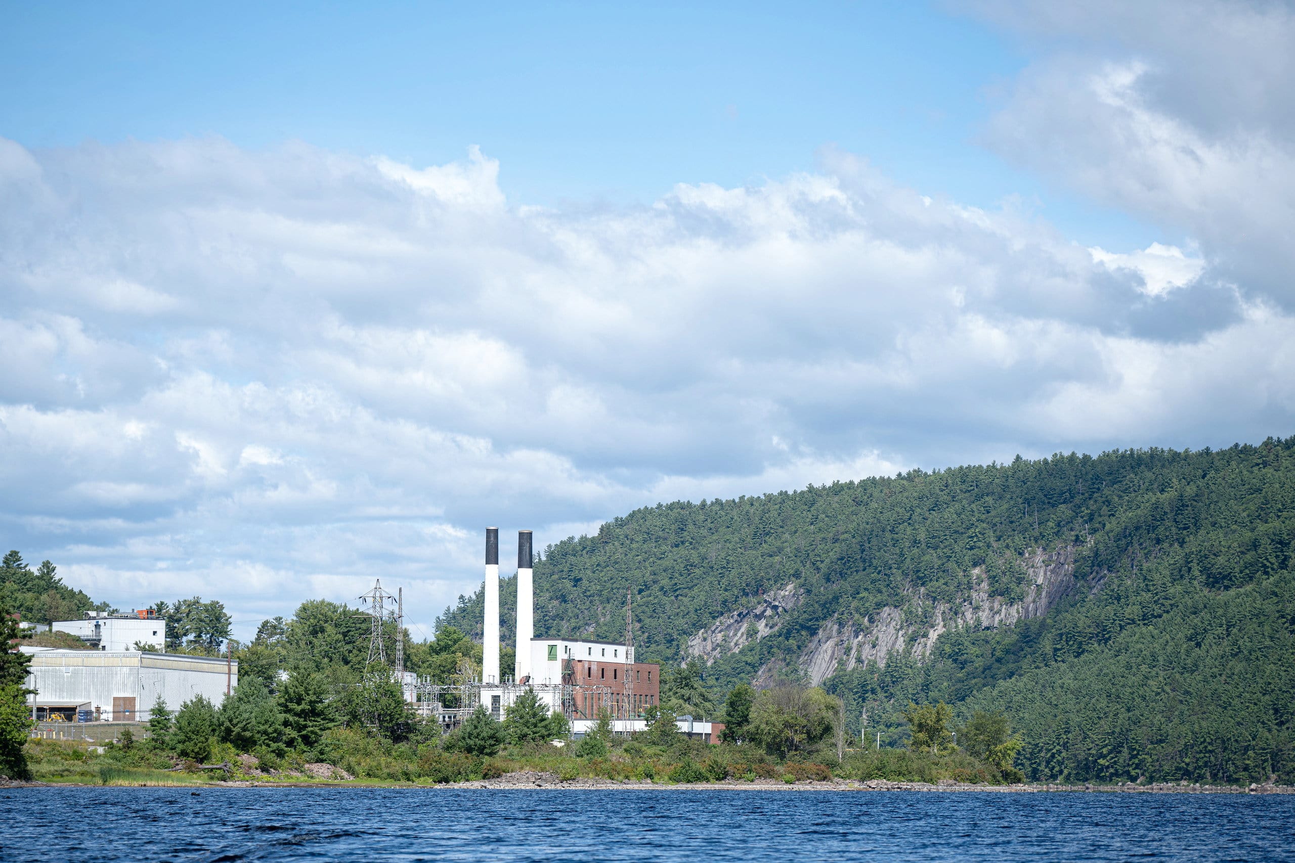 Les Laboratoires nucléaires canadiens de Chalk River observés depuis la rivière des Outaouais