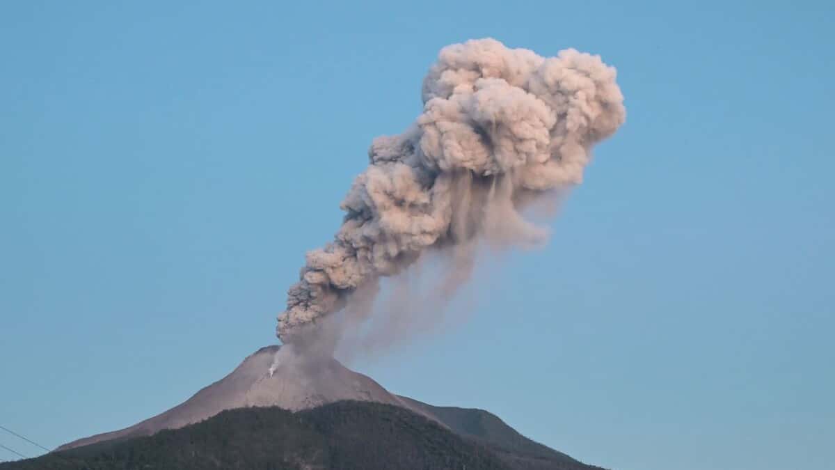 Indonesia: New double eruption of Mount Ipo Indonesia: New double eruption of Mount Ipo