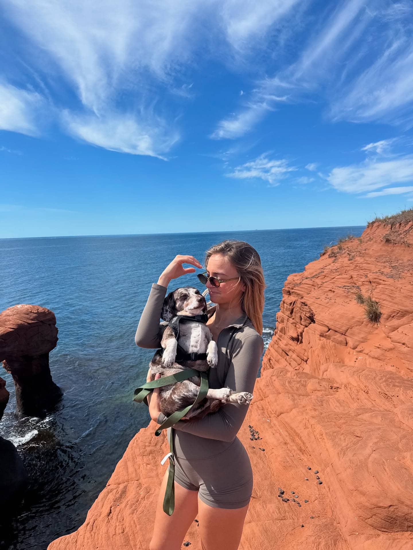 Une balade en bikini sur la plage avec son pitou