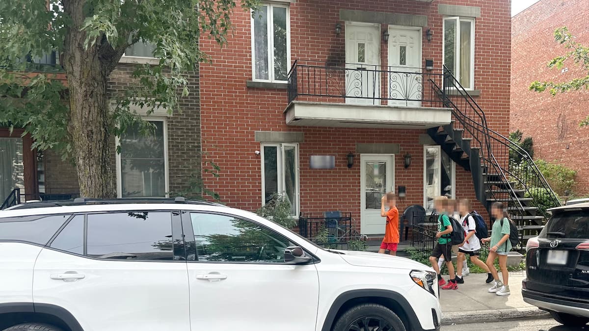 «Est-ce normal que nos enfants passent devant des gens qui leur fument du crack au nez?»: une fumerie de crack près d’une école dérange