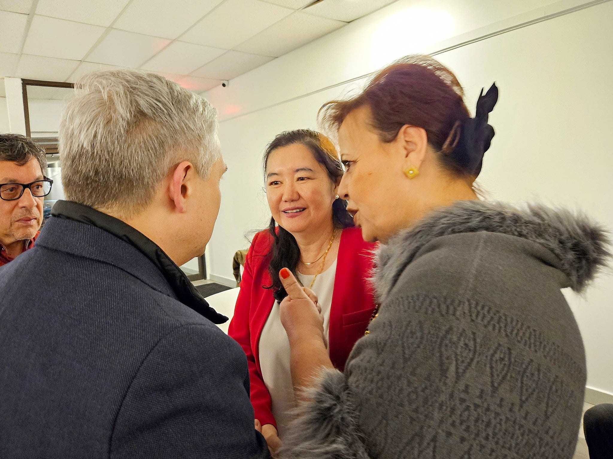 Rencontre embarrassante entre le ministre Champagne et la directrice des pr&eacute;sum&eacute;s &laquo;postes de police&raquo; chinois